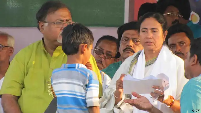 Prämierministerin Mamta Banerjee besucht das Dorf Nandigram, West Bengalen, Indien (DW)