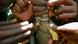 Mehrere Kinderhände greifen in dem Dorf Dzimbiri (Provinz Mphuka) in Malawi nach einem Wasserhahn (Foto: picture-alliance/dpa) Mehrere Kinderhände greifen in dem Dorf Dzimbiri (Provinz Mphuka) in Malawi nach einem Wasserhahn (Foto: picture-alliance/dpa)
