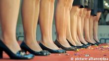 Die Beine von viele Frauen in hohen Schuhen und Strumpfhosen
