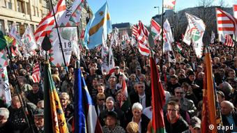 Aktivisten der radikalen nationalistischen ungarischen Partei 'Jobbik' beim 164. Jahrestag der Revolution von 1848 und des Unabhängigkeitskriegs Ungarns gegen die Habsburger Herrschaft (Foto: AP/dapd)