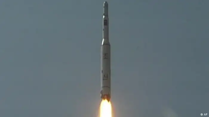 FILE - In this April 5, 2009 image made from KRT video, a rocket is lifted off from its launch pad in Musudan-ri, North Korea. North Korea announced Friday, March 16, 2012, it plans to launch a long-range rocket mounted with a satellite next month, a surprise move that comes weeks after it agreed to nuclear concessions including a moratorium on long-range missile tests. The launch plan comes as North Korea prepares to celebrate the April 15 centenary of the birth of its founder, Kim Il Sung. (Foto:KRT TV, File/AP/dapd) NORTH KOREA OUT, TV OUT