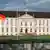 Berlin: Blick auf das Schloß Bellevue im Tiergarten mit den wehenden Fahnen der Bundesrepublik Deutschland. Erbaut wurde der heutige Sitz des Bundespräsidenten als Sommerpalais des Prinzen August Ferdinand, des jüngsten Bruders Friedrichs des Großen, im Jahre 1785. (BER402-051198)
