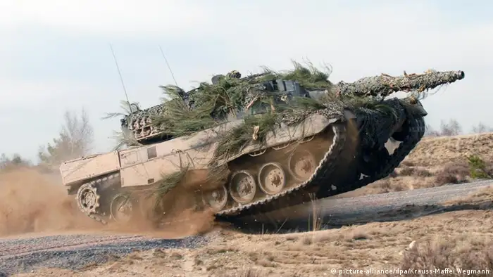 Kampfpanzer vom Typ Leopard 2 in voller Fahrt auf einem Testgelände (undatierte Aufnahme). Die Bundesregierung hat einem «Spiegel»-Bericht zufolge erstmals die Lieferung schwerer Kampfpanzer nach Saudi- Arabien genehmigt. Der Bundessicherheitsrat habe vor wenigen Tagen den Weg für den Export von modernen «Leopard II»-Panzern in das autoritär geführte Land frei gemacht, berichtet das Magazin. Die Saudis hätten Interesse an mehr als 200 Exemplaren. Der deutschen Rüstungsindustrie winkt damit ein Milliardengeschäft. Foto: KMW dpa (ACHTUNG: Veröffentlichung nur mit Angabe der Quelle Krauss-Maffei Wegmann) (zu dpa 0862 «Spiegel»: Deutscher Panzer-Export nach Saudi-Arabien genehmigt am 03.07.2011) +++(c) dpa - Bildfunk+++