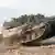 Kampfpanzer vom Typ Leopard 2 in voller Fahrt auf einem Testgelände. Foto: KMW dpa