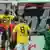 Frankfurts Mohamadou Idrissou (l) erzielt per Kopfball das Tor zum 3:0 gegen Dresden (Bild: dpa)