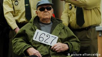 Demjanjuk in court Photo: Lukas Barth dpa/lby