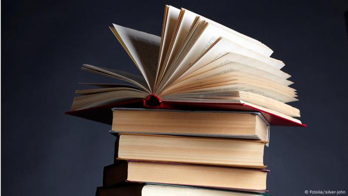 Symbolbild Literatur Bücherstapel