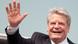 Joachim Gauck, Kandidat für das Amt des Bundespräsidenten, winkt am Sonntag (18.03.2012) während der Bundesversammlung von einem Balkon auf der Ostseite des Reichstages in Berlin zu den Schaulustigen zu. Gauck wird neuer Bundespräsident. Die Bundesversammlung wählte den früheren DDR-Bürgerrechtler am Sonntag mit großer Mehrheit zum Nachfolger von Christian Wulff. Der 72-Jährige erhielt 991 von 1228 gültigen Stimmen. Foto: Sebastian Kahnert dpa/lbn Joachim Gauck, Kandidat für das Amt des Bundespräsidenten, winkt am Sonntag (18.03.2012) während der Bundesversammlung von einem Balkon auf der Ostseite des Reichstages in Berlin zu den Schaulustigen zu. Gauck wird neuer Bundespräsident. Die Bundesversammlung wählte den früheren DDR-Bürgerrechtler am Sonntag mit großer Mehrheit zum Nachfolger von Christian Wulff. Der 72-Jährige erhielt 991 von 1228 gültigen Stimmen. Foto: Sebastian Kahnert dpa/lbn