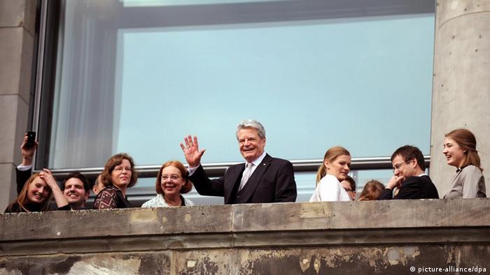 Bundespräsidentenwahl 2012 Joachim Gauck auf einem Balkon des Berliner Reichstagsgebäudes (Foto: dpa/lbn/Sebastian Kahnert)