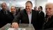 Griechenlands Finanzminister Evangelos Venizelos gibt seinen Wahlzettel bei der Urabstimmung der Sozialisten ab (Foto: Reuters) Griechenlands Finanzminister Evangelos Venizelos gibt seinen Wahlzettel bei der Urabstimmung der Sozialisten ab (Foto: Reuters)