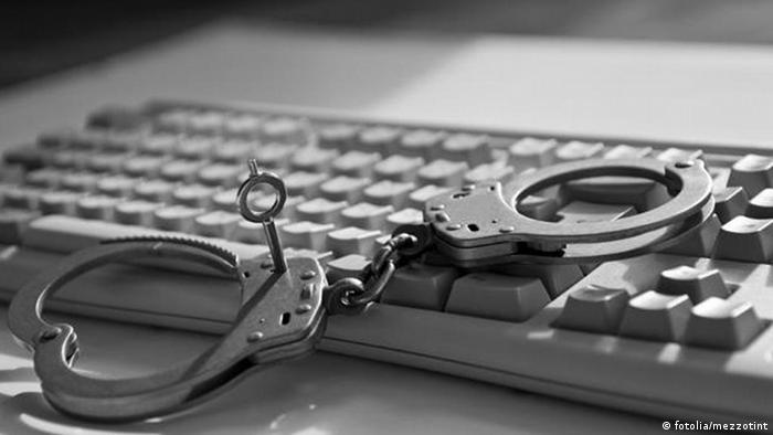 Наручники на клавиатуре - символ задержания журналистов белорусских онлайн-СМИ