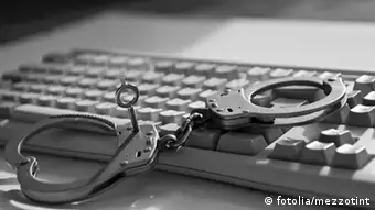 2010_handcuffskeyboard © mezzotint_fotolia #27269177 Symbolbild Symbolbild Iran Internet Zensur