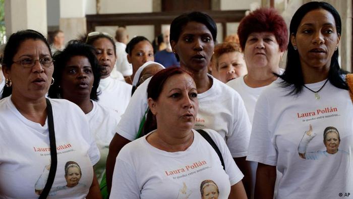 Las Damas de Blanco, algunas de cuyos miembros aparecen en esta foto de archivo (18.03.2012), expresaron su rechazo al encarcelamiento del joven rapero Denis Solís, condenado a ocho meses de cárcel por desacato a la autoridad.