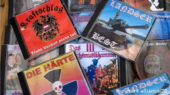 Ein Stapel mit rechtsextremistischen Musik-CDs (Foto: picture-alliance/ZB)