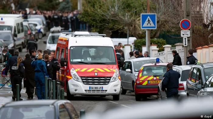 Police officers and firefighters gather at the site of a shooting in Toulouse, southwestern France, Monday, March 19, 2012. A shooter opened fire in front of a Jewish school killing a number of people, the Toulouse prosecutor said Monday. (Foto:Bruno Martin/AP/dapd)