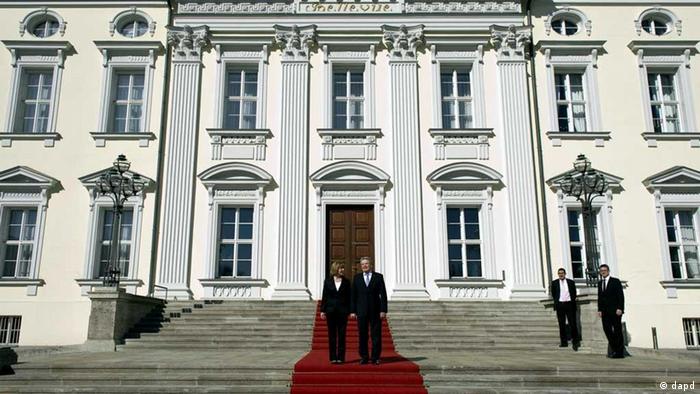 Joachim Gauck und seine Lebenspartnerin Daniela Schadt vor Schloss Bellevue