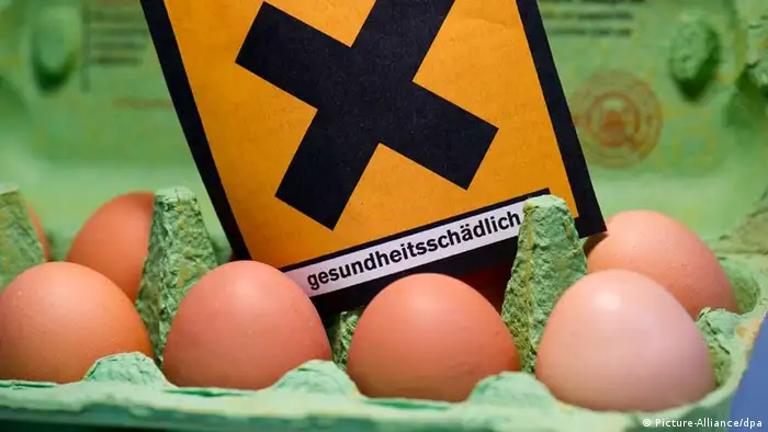 ILLUSTRATION - Eine Packung mit Hühner-Eiern steht am Dienstag (04.01.2011) auf einem Tisch in Dresden mit einem Hinweis gesundheitschädlich. Giftiges Dioxin soll über verseuchtes Futter auf viele Bauernhöfe in mehreren Bundesländern gelangt sein. Neben Niedersachsen und Nordrhein-Westfalen sind mindestens auch Thüringen, Sachsen-Anhalt und Sachsen betroffen. Mehr als 1000 Bauernhöfe wurden allein in Niedersachsen gesperrt. Foto: Arno Burgi dpa/lsn +++(c) dpa - Bildfunk+++