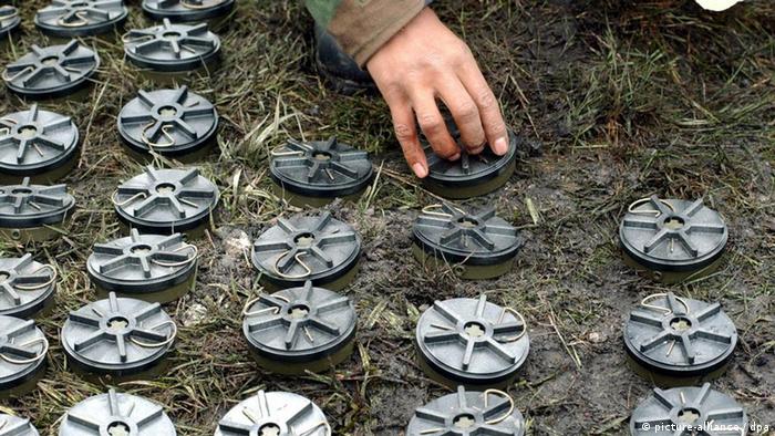 Ein kolumbianischer Soldat sammelt am 26.6.2003 in Usme 60 Kilometer entfernt von Bogota Landminen ein. Kolumbien vernichtet in Erfüllung der Konvention von Ottawa 496 Anti-Personen-Minen. Das internationale Abkommen war im Dezember 1997 von 125 Ländern unterzeichnet worden und trat am 1.3.1999 in Kraft.