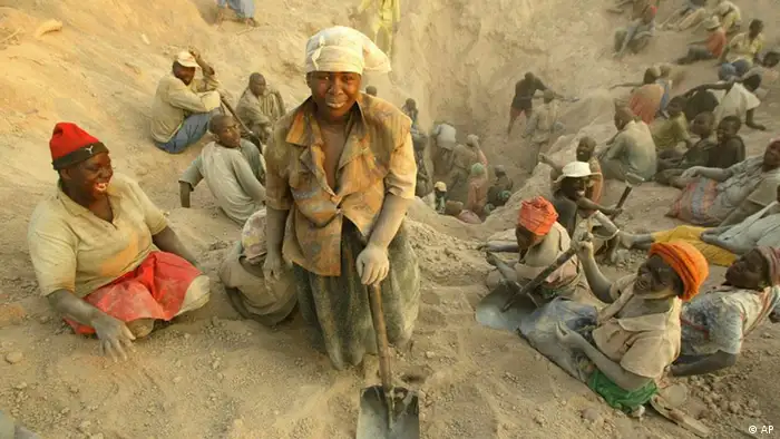 Les difficiles conditions de travail dans une mine de diamant, au Zimbabwe