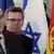 Die Verteidigungsminister Ehud Barack und Thomas de Maiziere gehen an der deutschen und israelischen Flagge vorbei.