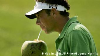 Ein Golfspieler trinkt aus einer Kokosnuss (Foto: ddp)