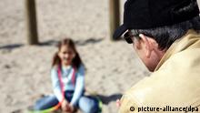 ARCHIV - ILLUSTRATION- Ein Mann spricht auf einem Spielplatz in einem Neubaugebiet ein kleines Mädchen an (gestelltes Illustrationsfoto zum Thema Kindesmissbrauch vom 20.04.2006). Foto: Jörg Lange dpa/lby (zu dpa-KORR Große Resonanz auf Pädophilen-Ambulanz vom 28.09.2011) +++(c) dpa - Bildfunk+++