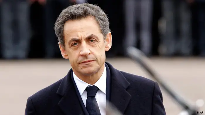 French President Nicolas Sarkozy attends a ceremony to pay homage to the three soldiers killed by suspected French gunman Mohamed Merah, claiming al-Qaida links, and also suspected in the killings of three Jewish children and a rabbi, Wednesday, March 21, 2012 in Montauban, southwestern France. Soldliers were Imad Ibn-Ziaten, 30, a paratrooper in the 1st Airborne Transportation Regiment based in Toulouse, Abel Chennouf, 25, who served in the 17th paratrooper combat engineering regiment based in Montauban and Mohamed Legouade, 26, the second paratrooper killed in the same shooting. (Foto:Jacques Brinon, Pool/AP/dapd)