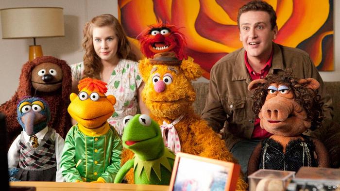 En la foto, los actores Amy Adams y Jason Segel junto a los famosos personajes de Los Muppets.