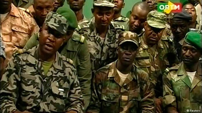 Soldados amotinados fazem declarações na tevê estatal, nesta-quinta feira (22.03), depois de um golpe militar de Estado que depôs o presidente do país