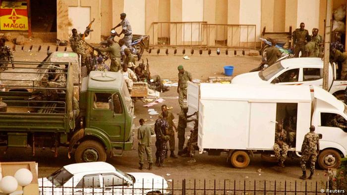 Soldados do Mali e forças de segurança se reúnem no escritório da rádio e televisão estatal após anunciar derrubada do poder