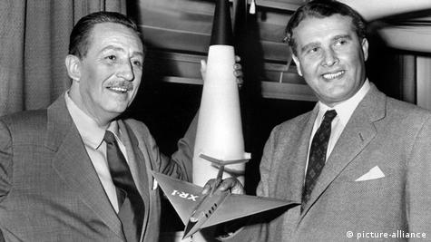 USA Deutschland Wernher von Braun mit Walt Disney in Redstone Arsenal