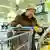 Женщина в московском супермаркете