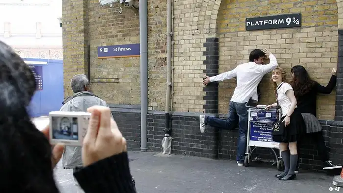 Bahnhof Kings Cross in London mit Gleis 9 3/4, Touristen versuchen, durch die Wand zu tauchen. (Foto: dpa)