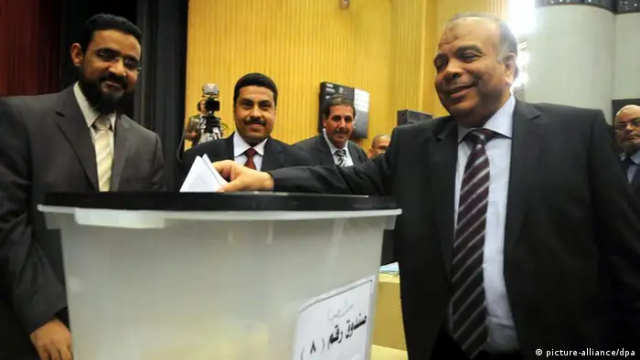 epa03157246 Egyptian parliament speaker Saad al-Katatni (R) casts his vote during elections to choose members of constituent assembly tasked with drafting the new constitution, in Cairo, Egypt, 24 March 2012. Media reports stated that a joint parliament session convened on 24 March to elect the 100-member committee that will draft Egypt's post-revolution constitution. The committee will be made up of 50 members from the parliament, while the remaining 50 will be legal experts, academics, intellectuals, unions' members and religious scholars. EPA/STRINGER +++(c) dpa - Bildfunk+++