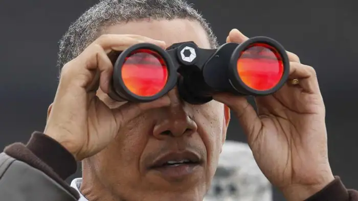US-Präsident Obama mit Fernglas an Grenze zwischen Süd- und Nordkorea