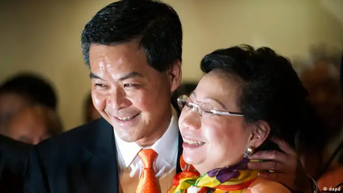 Former convener of Hong Kong's Executive Council Leung Chun-ying, left, and his wife Regina, right, celebrate his victory in the chief executive election Sunday, March 25, 2012. Leung was declared the semiautonomous territory's next chief executive by election officials after securing 689 votes from a 1,200-seat committee of business leaders and other elites. (Foto:AP/dapd).