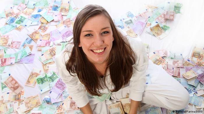Mlada žena okružena novčanicama