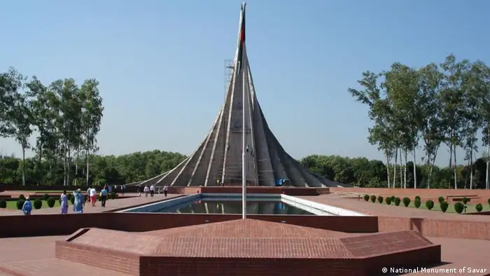 Jatiyo Sriti Soudho (Bengali: জাতীয় স্মৃতি সৌধ Jatio Sriti Shoudho) or National Martyrs' Memorial is a monument in Bangladesh. It is the symbol of the valour and the sacrifice of those killed in the Bangladesh Liberation War of 1971, which brought the independence of Bangladesh from Pakistani rule. The monument is located in Savar, about 35 km north-west of the capital, Dhaka. It was designed by Syed Mainul Hossain. Quelle: Wikipedia Link: http://en.wikipedia.org/wiki/File:JSS.jpg Description National Independence Monument at Savar Date 25 October 2007(2007-10-25), 04:40 Source National Monument of Savar Author Tony Cassidy from Nottingham, UK Rechte: This file is licensed under the Creative Commons Attribution-Share Alike 2.0 Generic license.