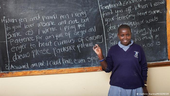 Ein Mädchen in kenia steht vor einer Tafel (Bild: Kathrin Harms/MISEREOR) Pressebilder Link: http://www.misereor.de/presse/pressematerial/pressefotos/fastenaktion2012.html