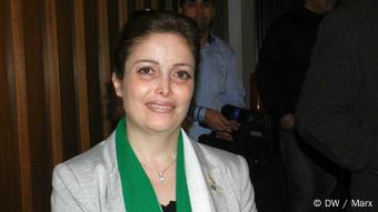 Die syrische Oppositionsaktivistin Suheir Al Atassi bei einer Podiumsdiskussion in Berlin am 23.3.2012 Foto: DW