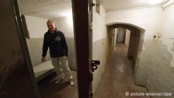 ARCHIV - Der ehemalige Insasse Ralf Weber (54) steht am 07.11.2009 in einer Zelle im Dunkelzellentrakt des ehemaligen Geschlossenen Jugendwerkhofes Torgau. Mit einem 40 Millionen Euro Hilfsfonds wollen die ostdeutschen Länder und der Bund ehemalige DDR-Heimkinder entschädigen. Die Kinder und Jugendlichen seien in den Spezialheimen und Jugendwerkhöfen Gewalt und sexuellem Missbrauch ausgesetzt gewesen, sagte Thüringens Sozialministerin Taubert (SPD) am Mittwoch (21.03.2012) in Erfurt. Foto: Peter Endig dpa/lth (zu lth 0024 vom 21.03.2012) +++(c) dpa - Bildfunk+++