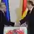 El nuevo presidente alemán, Joachim Gauck, saluda a su homólogo polaco, Bronislav Komorowski.