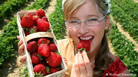 junge Frau isst Erdbeeren