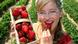junge Frau isst Erdbeeren junge Frau isst Erdbeeren