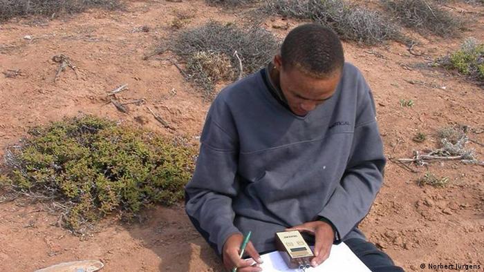 Bodenuntersuchungen durch namibische Wissenschaftler Quelle: Norbert Jürgens