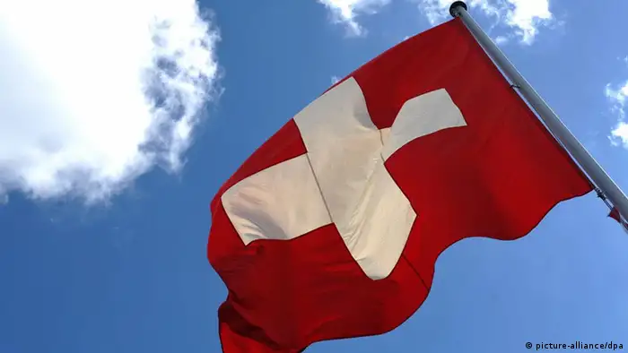 ARCHIV - Die Schweizer Nationalflagge weht in Bern, Schweiz (Archivbild vom 08.09.2010). Die Schweiz ist traditionell ein eher teures Pflaster. Der Franken auf Rekordniveau lässt bei Schweizer Händlern in Grenznähe Existenzsorgen wachsen. Auch der Tourismus ist rückläufig. Foto: Rainer Jensen dpa (zu lsw 0467 vom 12.08.2011) +++(c) dpa - Bildfunk+++