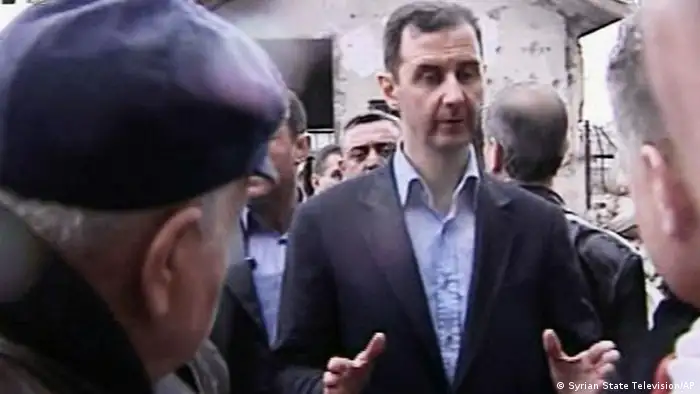In this image made from video, Syrian President Bashar Assad visits Baba Amr neighborhood in Homs, Syria, Tuesday, March 27, 2012. Assad visited Baba Amr, a former rebel stronghold in the key city of Homs that became a symbol of the uprising after a monthlong siege by government forces killed hundreds of people many of them civilians as troops pushed out rebel fighters. Homs has been one of the cities hardest hit by the government crackdown on the uprising that began last March. (Foto:Syrian State Television via APTN/AP/dapd) SYRIA OUT TV OUT