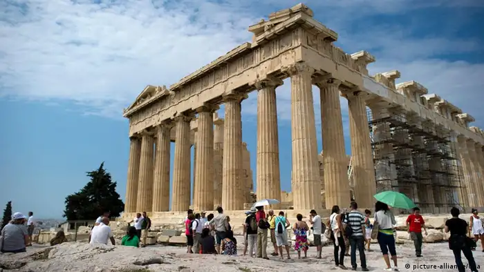 ARCHIV - Touristen besuchen am 29.06.2011 den Parthenon-Tempel auf der Akropolis in Athen. Der Reisekonzern Tui will sich in Griechenland gegen eine mögliche Währungsumstellung vom Euro auf die Drachme absichern. Der «Bild» liegt ein Brief vor, wonach die griechischen Hoteliers aufgefordert werden, einen neuen Vertrag vor dem Hintergrund einer möglichen Währungsumstellung zu unterschreiben. Foto: Arno Burgi dpa +++(c) dpa - Bildfunk+++