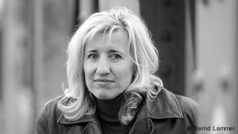 Titel: Ines Geipel Schlagworte: Ines Geipel, Amok, Autorin Wer hat das Bild gemacht?: Bernd Lammel Wann wurde das Bild gemacht?: keine Angabe Wo wurde das Bild aufgenommen?: keine Angabe Bildbeschreibung: Bei welcher Gelegenheit / in welcher Situation wurde das Bild aufgenommen? Wer oder was ist auf dem Bild zu sehen? Porträt Ines Geipel In welchem Zusammenhang soll das Bild/sollen die Bilder verwendet werden?: Artikel Bildrechte: (Grundsätzlich nur eine Variante möglich, Nichtzutreffendes bitte löschen.) - Es handelt sich um ein durch einen Verlag, ein Unternehmen oder eine Institution bereitgestelltes Bild (außer eine Bild-Agentur, mit der die DW einen Rahmenvertrag abgeschlossen hat): Angabe der Quelle/des Zulieferers: Klett-Cotta Verlag Rechteeinräumung: Honorarfreie, einmalige Fotonutzung für diesen Artikel telefonisch von Verlag genehmigt Copyrightangabe: ©Bernd Lammel Thematische oder zeitliche Nutzungsbeschränkungen: einmalig nur für diesen Artikel