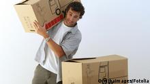 Mann beim Umzug in die neue Wohnung © wibaimages #12725681